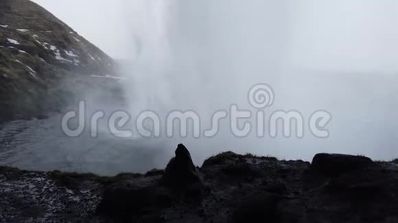 多云天气下冰岛强大的Seljalandsfoss瀑布细节拍摄视频的预览图