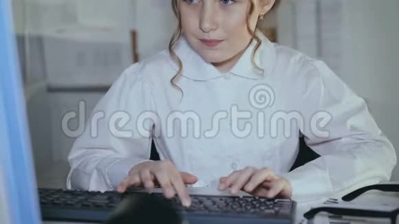 年轻女孩心甘情愿地在键盘上打字对着相机微笑4K视频的预览图