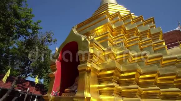 漫步在泰国的亚洲佛教金坛视频的预览图