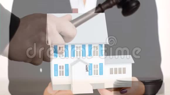 女性房地产经纪人住宅模型数字动画视频的预览图
