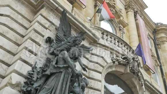 布达佩斯历史博物馆雕像视频的预览图