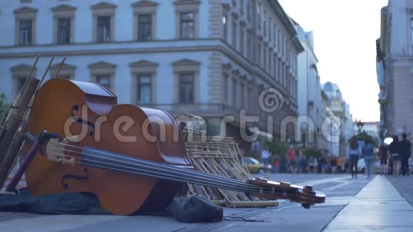 双低音街头音乐乐器视频的预览图