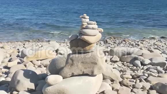 有岩石海岸线的海景视频的预览图