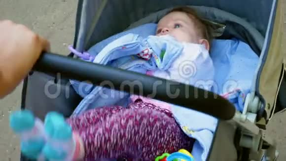 一位母亲带着婴儿车散步视频的预览图