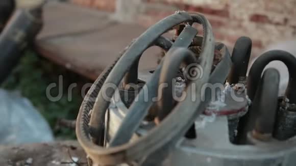 许多旧废料从工厂故障生锈的机构齿轮视频的预览图