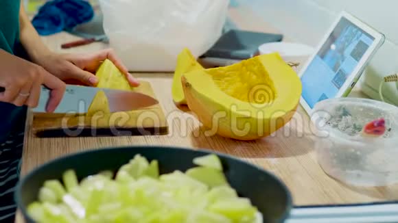 做自制南瓜派女人把新鲜的南瓜切成块来烤视频的预览图