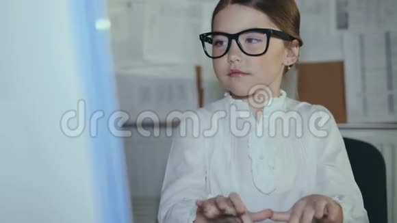 小商业女孩快速键盘和显示拇指微笑视频的预览图