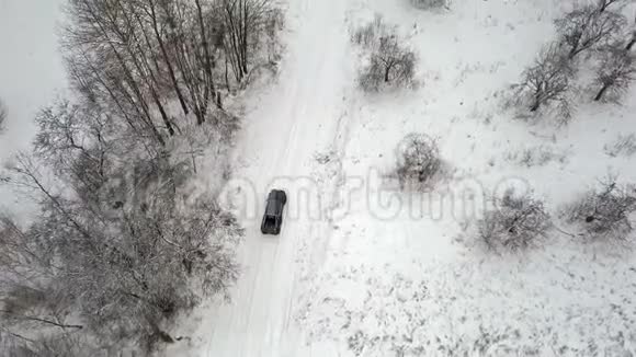 冬季驾驶越野车6x6的鸟瞰图顶部视图视频的预览图