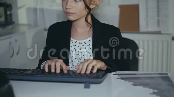 可爱的成功女学生愿意与电脑和微笑相机工作视频的预览图
