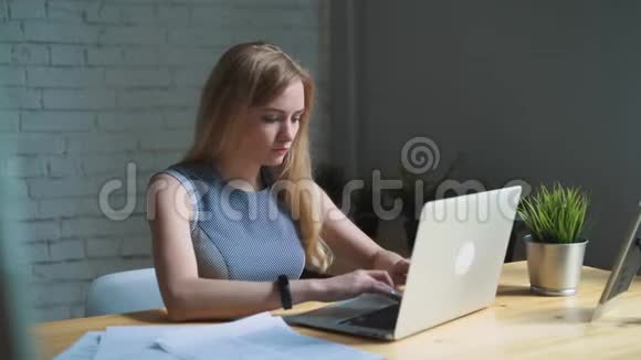 那个女人厌倦了在笔记本电脑上工作头痛视频的预览图