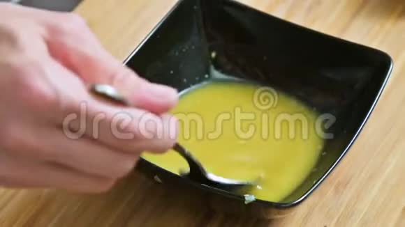 用调羹和黄油和香料混合的女性手的特写家庭厨房为了酱汁视频的预览图