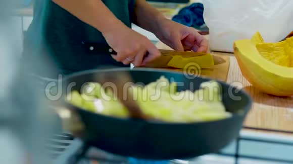 生南瓜切将切好的南瓜贴在木板上健康食品切新鲜南瓜片准备视频的预览图