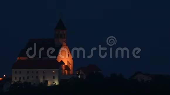 黄昏时分普图斯卡戈拉斯洛文尼亚山上有灯光的教堂5秒后缓慢放大视频的预览图