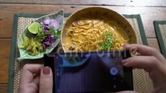 用脆面包做传统兰娜风格的汤汁汤正宗食物图片视频的预览图