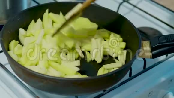 土豆在煎锅里煎在油里煮炸薯条炸薯条在煎锅里炸这个视频的预览图