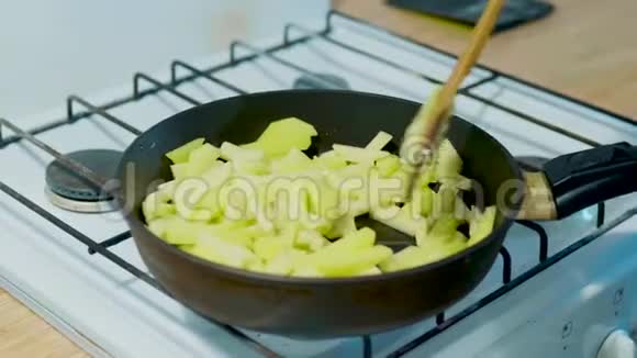 土豆片煎锅特写视频的预览图