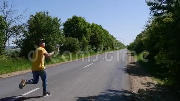 那家伙在路上带着风筝到处跑视频的预览图