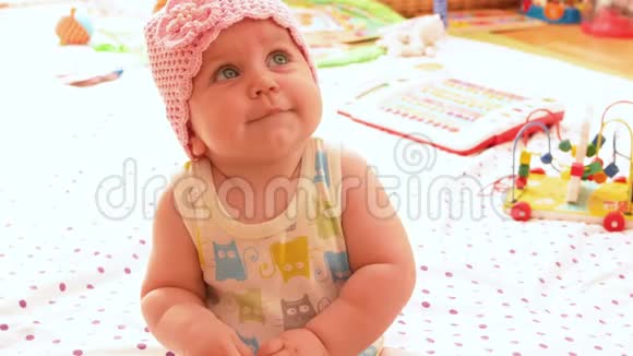 穿着粉红色针织帽子的婴儿视频的预览图
