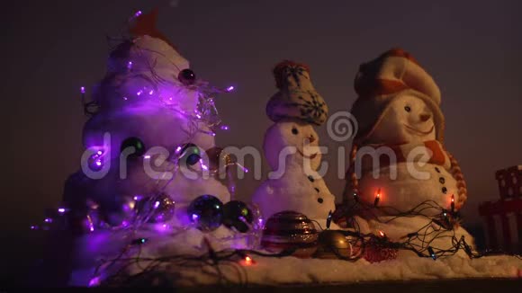 雪人圣诞树装饰玩具雪地玩具圣诞老人送的圣诞礼物雪人等着圣诞老人和视频的预览图
