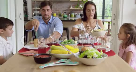 一家人一起在家吃饭4k视频的预览图