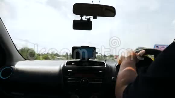 4时间流逝男子驾驶汽车在道路上模糊和运动处理视频的预览图