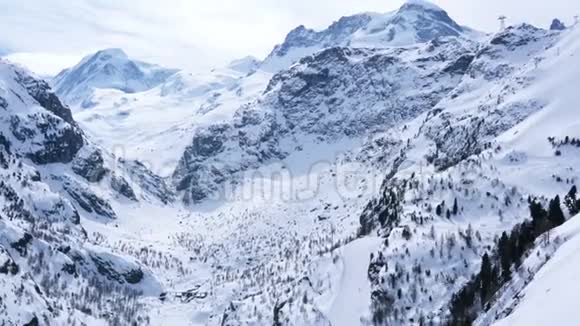 早春从Zematt村的缆车上俯瞰美丽的雪山阿尔卑斯山视频的预览图