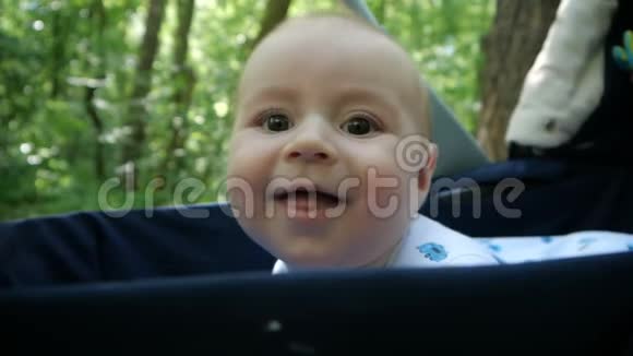 婴儿车里快乐孩子的脸慢动作视频的预览图
