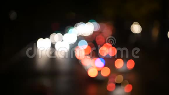 城市道路上晚上交通堵塞的模糊视频的预览图