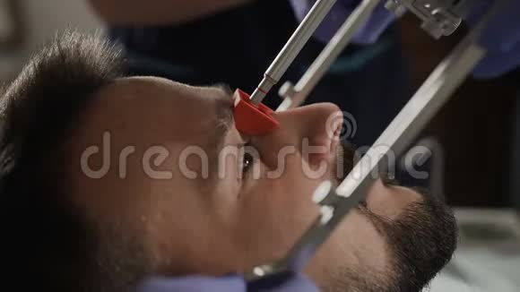 在牙医约会的年轻人安装脸弓视频的预览图