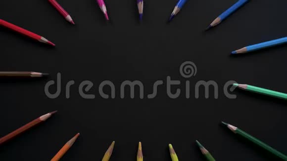 不同颜色的木制学校铅笔位于黑色表面停止用彩色铅笔进行运动动画视频的预览图