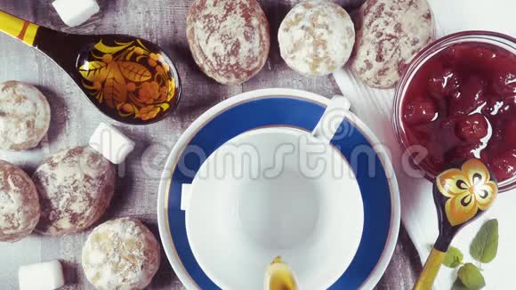 提供带糕点的俄罗斯传统茶会视频的预览图