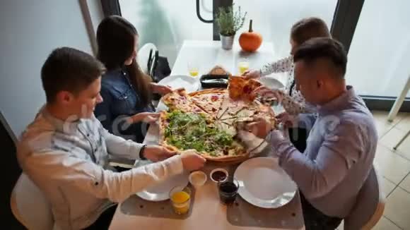 年轻的朋友在披萨店吃披萨谈笑风生视频的预览图