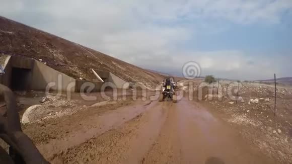ATV在越野泥泞的泥土上行驶视频的预览图