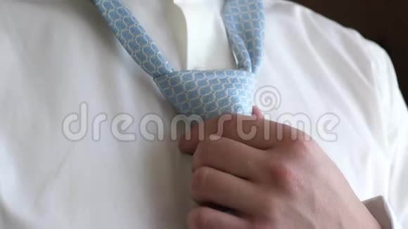 穿白色衬衫的男人系蓝色领带视频的预览图