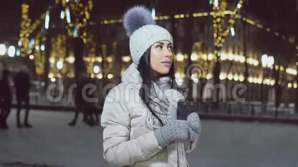 模特穿着时尚的冬季服装户外有咖啡杯视频的预览图