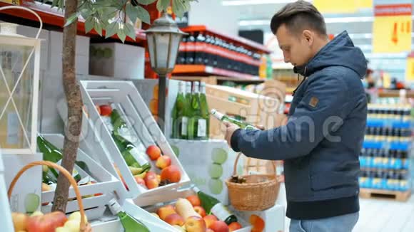 帅哥在超市选择苹果苹果酒视频的预览图