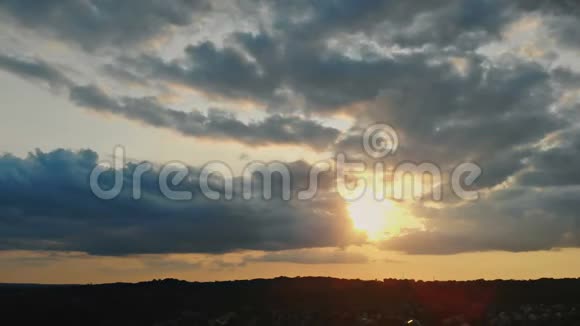 美丽的日落上的神奇日落夕阳下的云彩视频的预览图