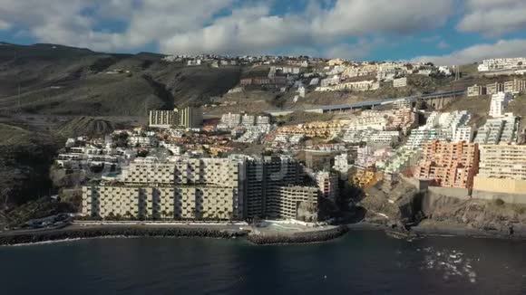 全景度假城市天空下有海岸酒店视频的预览图