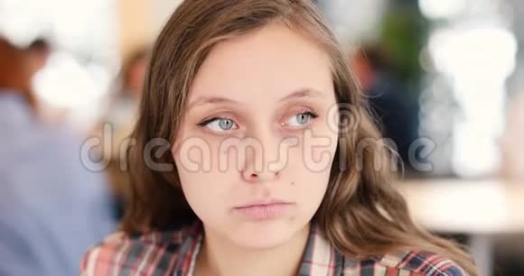 伤心沮丧的年轻女子坐在咖啡馆里视频的预览图