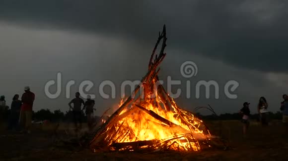 篝火晚会在乌克兰庆祝民间节日库帕拉之夜视频的预览图