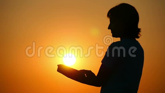 日落时分美丽的年轻黑发商务女性在她的平板电脑上工作的剪影视频的预览图