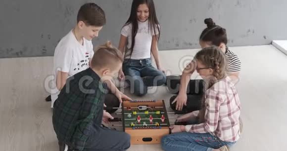 男孩和女孩在玩足球视频的预览图