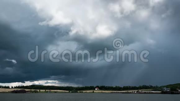 云层在风暴中穿过湖面上惊人的天空视频的预览图