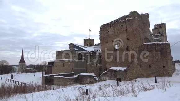 阴云密布的三月清晨利沃尼亚骑士中世纪城堡的废墟拉克维尔爱沙尼亚视频的预览图