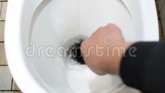 用擦洗刷子清洗马桶视频的预览图