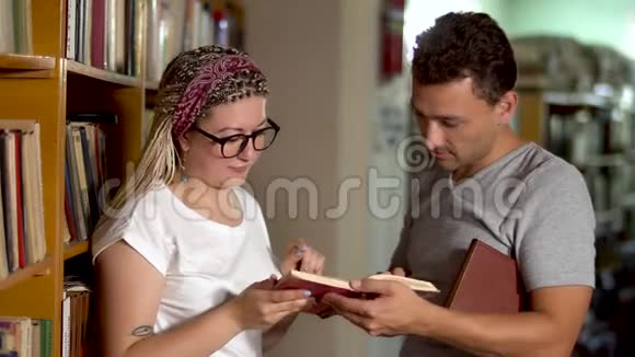 他和那个女孩在图书馆聊天视频的预览图