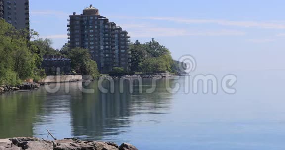 4K超高清湖安大略湖岸边和平的一天视频的预览图