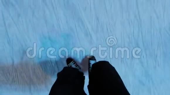 冬季公园溜冰鞋男子滑冰POV视频的预览图