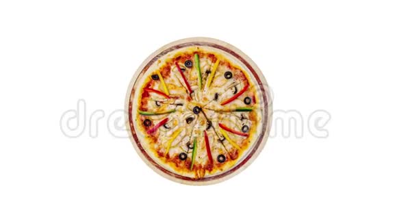 旋转比萨饼与蘑菇鸡肉甜椒和橄榄在一个木架上隔离在白色背景视频的预览图
