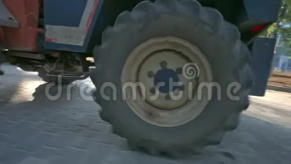 用移动推土机的大轮胎近距离拍摄车轮视频的预览图